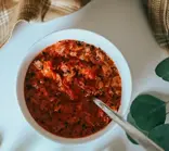 Aromatisches Zwiebel-Tomaten-Chutney, eine perfekte Mischung aus würzigen Tomaten und aromatischen Zwiebeln mit Gewürzen.